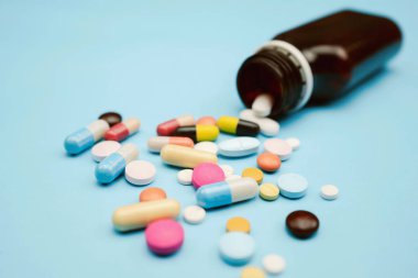 İlacı mavi arka plana dök.