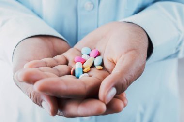 Doktor elinde ilaç tutuyor. konsept sağlık ve sağlık