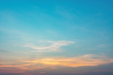 Güzel gökyüzü bulutlu gün batımı