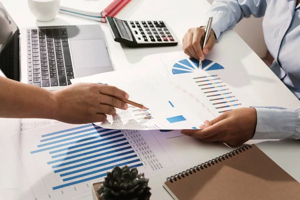 Üzleti csapat dolgozik íróasztal ellenőrzése elemzése pénzügyi számla — Stock Fotó