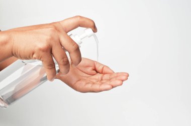 Beyaz arka planda Coronavirus covid 19 temizlemek için el pompası jeli.