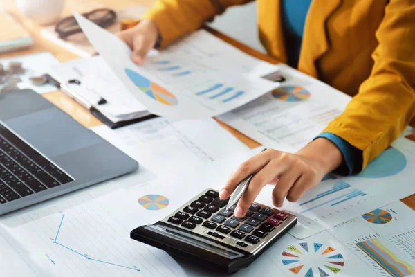 Calculadora Uso Contable Mujer Computadora Con Celebración Pluma — Foto de Stock