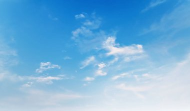 Sabah ışığında beyaz bulutlu mavi gökyüzü