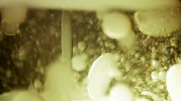Масло в спирте смешанное для эффекта пузырьков — стоковое видео
