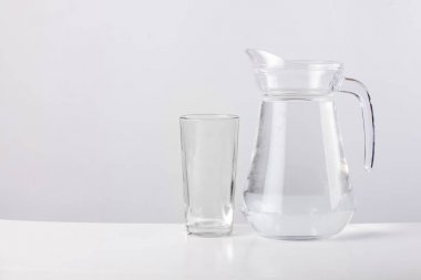 Beyaz arka plan üzerinde izole su ile cam sürahi