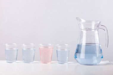 Beyaz arka plan üzerinde izole su ile cam sürahi