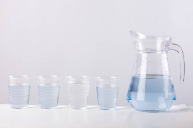 Beyaz arka plan üzerinde izole su ile cam sürahi