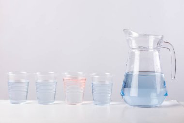 Beyaz arka plan üzerinde izole su ile cam sürahi