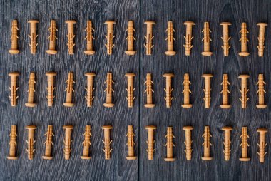 Ahşap arka plan üzerinde dübeller