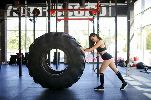 Spor kıyafetli sporcu kadın spor salonunda duruyor. — Stok fotoğraf