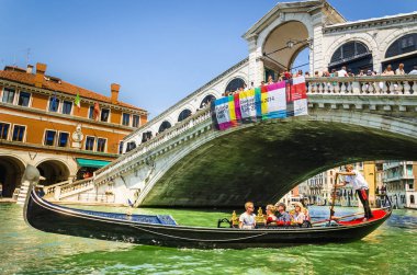 Venedik 'teki Büyük Kanal üzerinde Rialto köprüsü