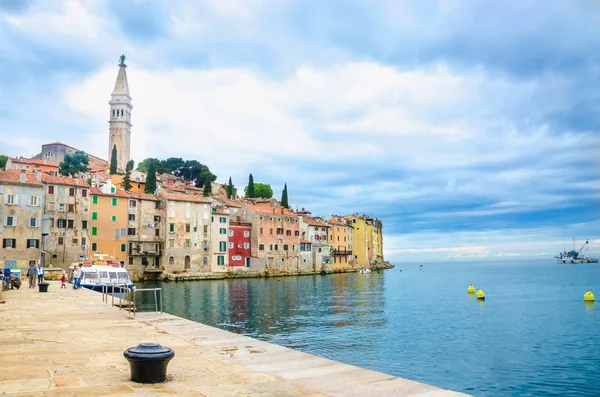 Romantica città vecchia di Rovigno con edifici colorati, penisola istriana, Croazia Fotografia Stock