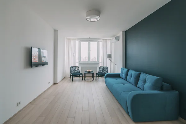 Interior leve com piso em um apartamento moderno — Fotografia de Stock