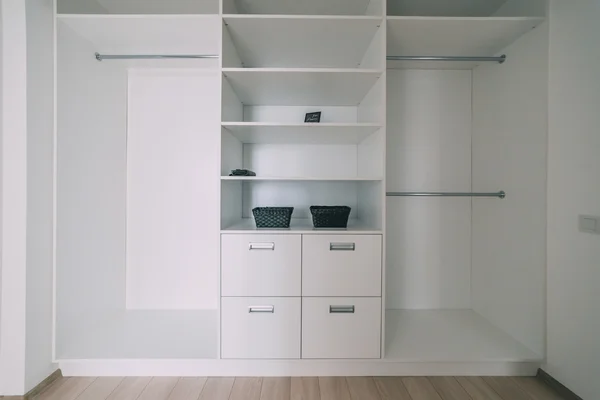Modern bir daire içinde döşeme ile ışık iç