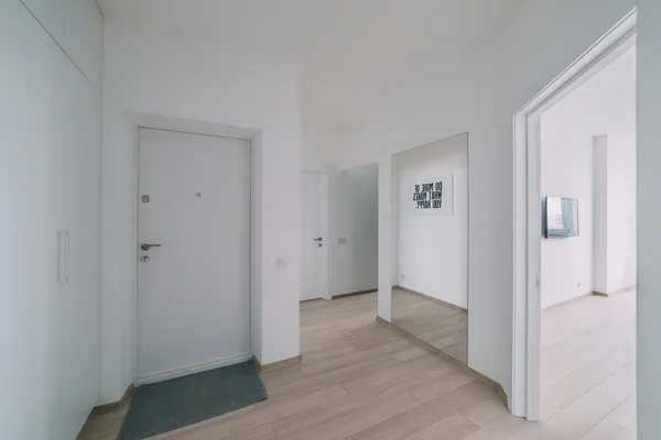 Helles Interieur mit Fußböden in einer modernen Wohnung — Stockfoto