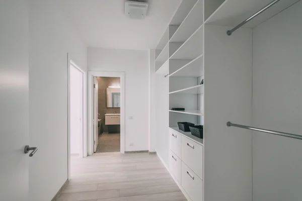 Світлий інтер'єр з підлогою в сучасній квартирі — стокове фото