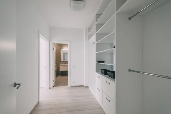 Interior leve com piso em um apartamento moderno — Fotografia de Stock