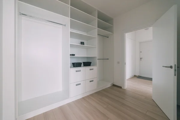 Interior leve com piso em um apartamento moderno — Fotografia de Stock
