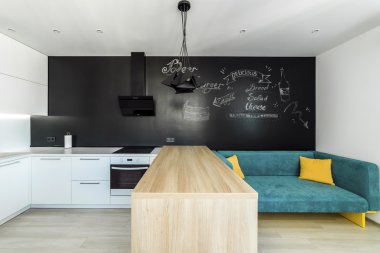 Modern bir daire içinde döşeme ile ışık iç