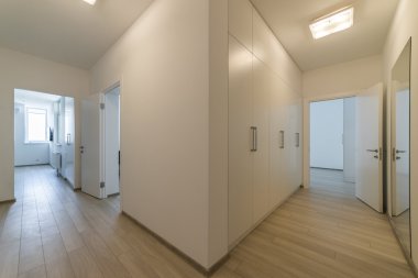 Modern bir daire içinde döşeme ile ışık iç