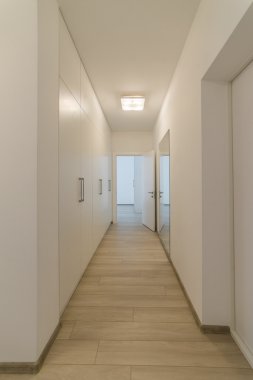 Modern bir daire içinde döşeme ile ışık iç