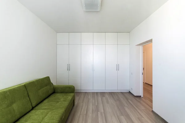 Светлый интерьер с напольным покрытием в современной квартире — стоковое фото