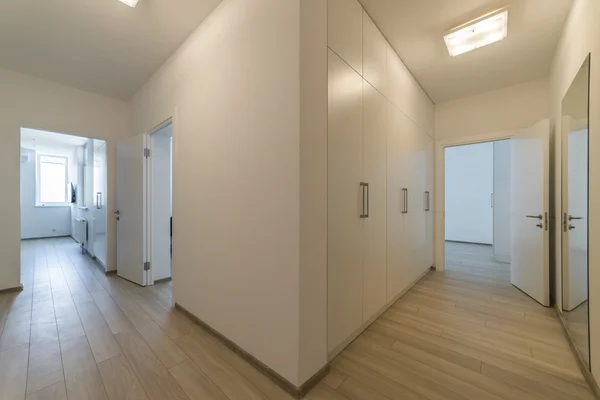 Interior leve com piso em um apartamento moderno — Fotografia de Stock