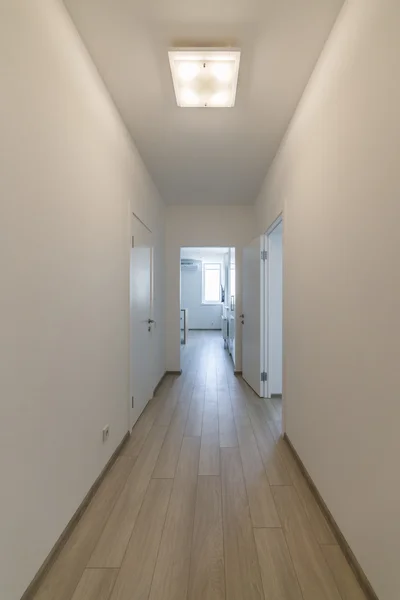 Interior leve com piso em um apartamento moderno — Fotografia de Stock