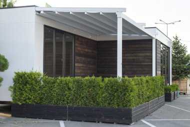 Modern bir daire içinde döşeme ile ışık iç