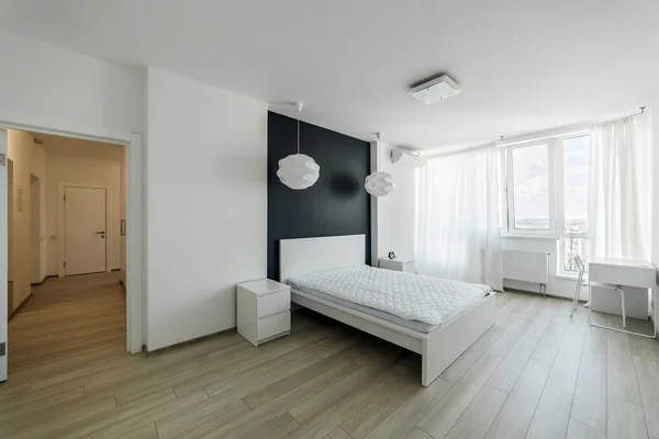 Helles Interieur mit Fußböden in einer modernen Wohnung — Stockfoto