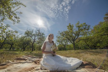 Açık havada beyaz uzun elbiseli kızıl saçlı kız