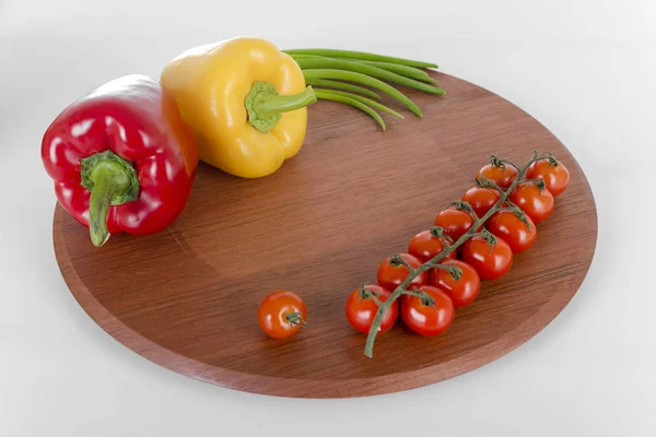 Surtido de verduras y frutas, rodeando un vacío corte sur — Foto de Stock
