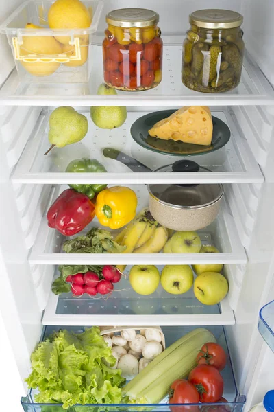 Offener Kühlschrank voller frischem Obst und Gemüse — Stockfoto