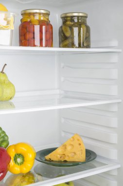 Açık buzdolabı taze meyve ve sebze dolu