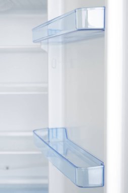 Beyaz arka plan üzerinde izole beyaz buzdolabı