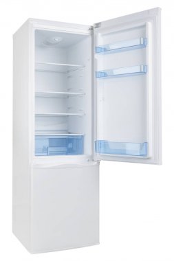 Beyaz arka plan üzerinde izole beyaz buzdolabı