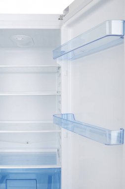 Beyaz arka plan üzerinde izole beyaz buzdolabı