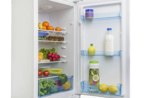 Відкритий холодильник повний свіжих фруктів і овочів — стокове фото