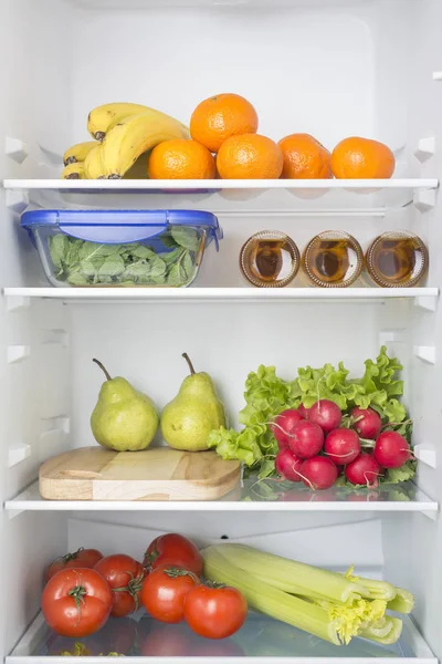 Nevera abierta llena de frutas y verduras frescas — Foto de Stock