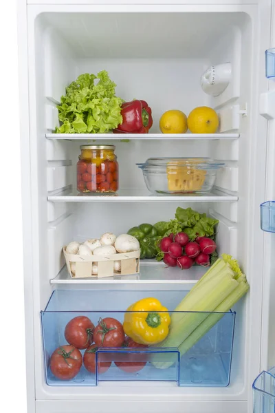 Открытый холодильник, полный свежих фруктов и овощей — стоковое фото