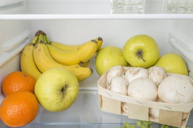 Açık buzdolabı taze meyve ve sebze dolu