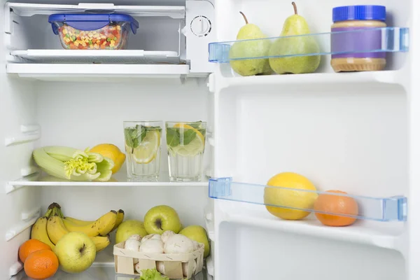 Offener Kühlschrank voller frischem Obst und Gemüse — Stockfoto