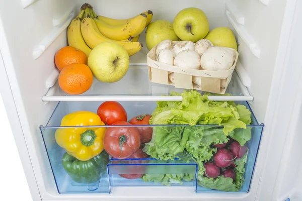 Nevera abierta llena de frutas y verduras frescas — Foto de Stock