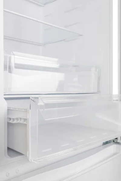 Kulkas putih diisolasi pada latar belakang putih — Stok Foto