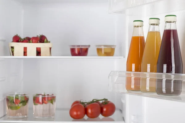 Nevera abierta llena de frutas y verduras frescas — Foto de Stock