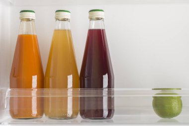 Açık buzdolabı taze meyve ve sebze dolu