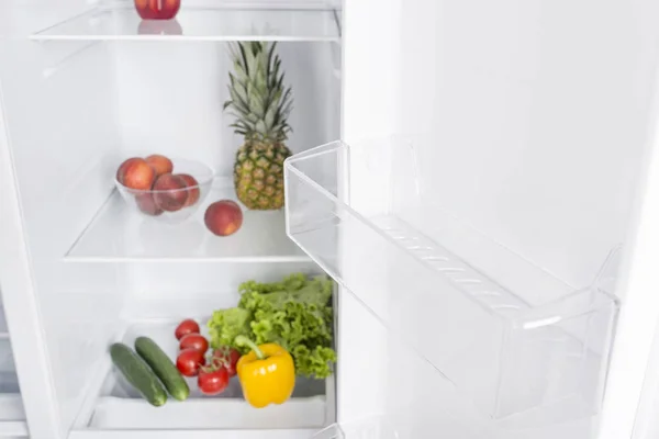오픈 냉장고 가득한 신선한 과일과 야채 — 스톡 사진