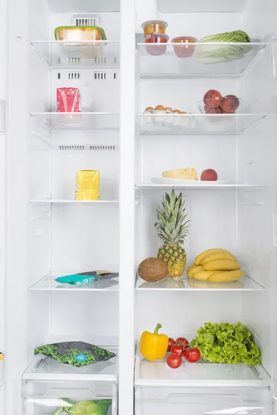 Avaa jääkaappi täynnä tuoreita hedelmiä ja vihanneksia — kuvapankkivalokuva