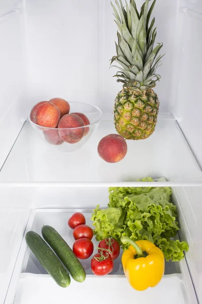 Offener Kühlschrank voller frischem Obst und Gemüse — Stockfoto