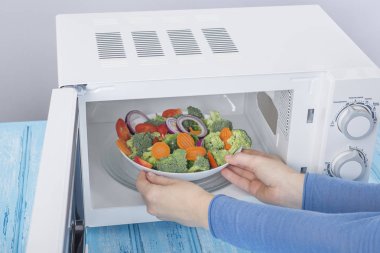 Yeni beyaz mikrodalga fırın, mavi ahşap yüzeye Isıtma için